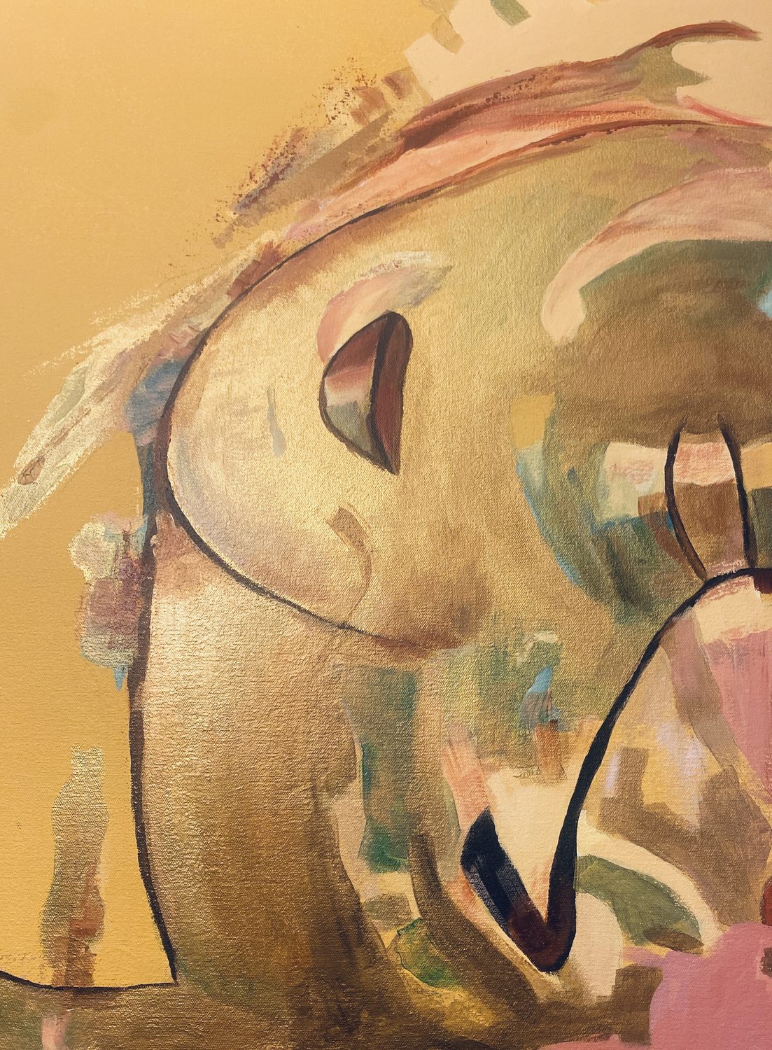 Golden figurative painting featured in the Épanouie exhibition